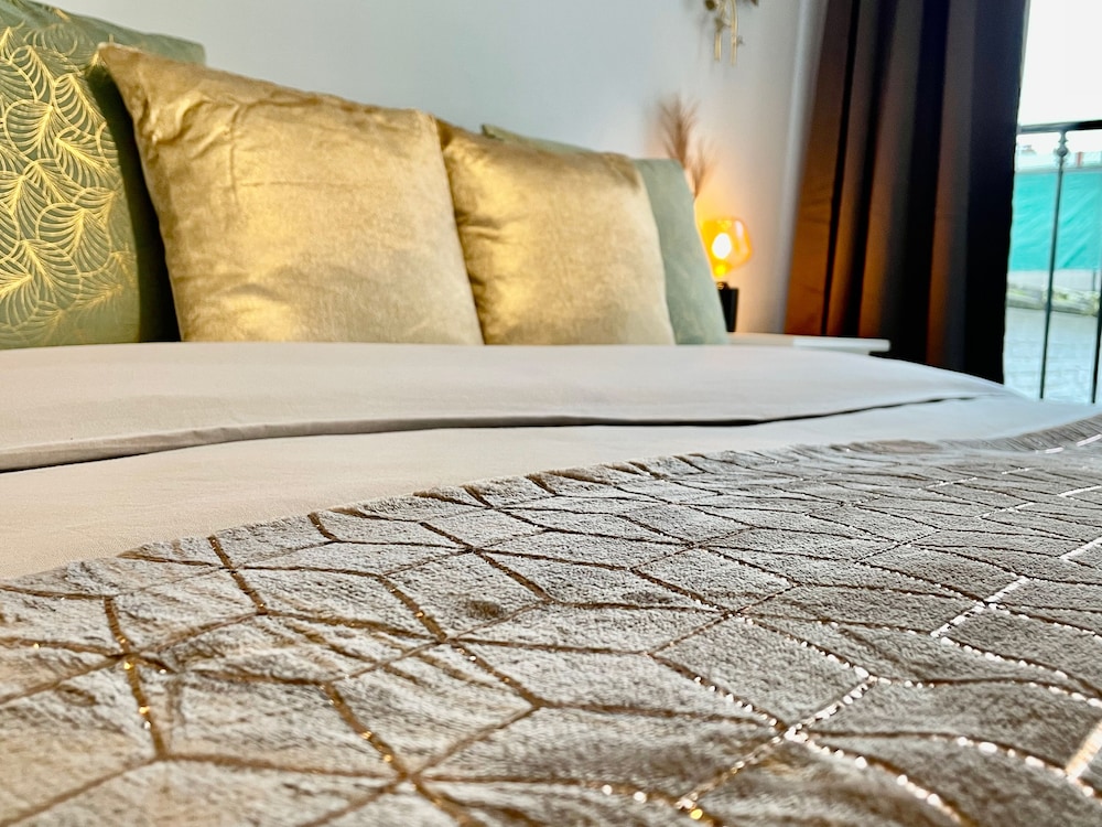 one lux stay near fashion district