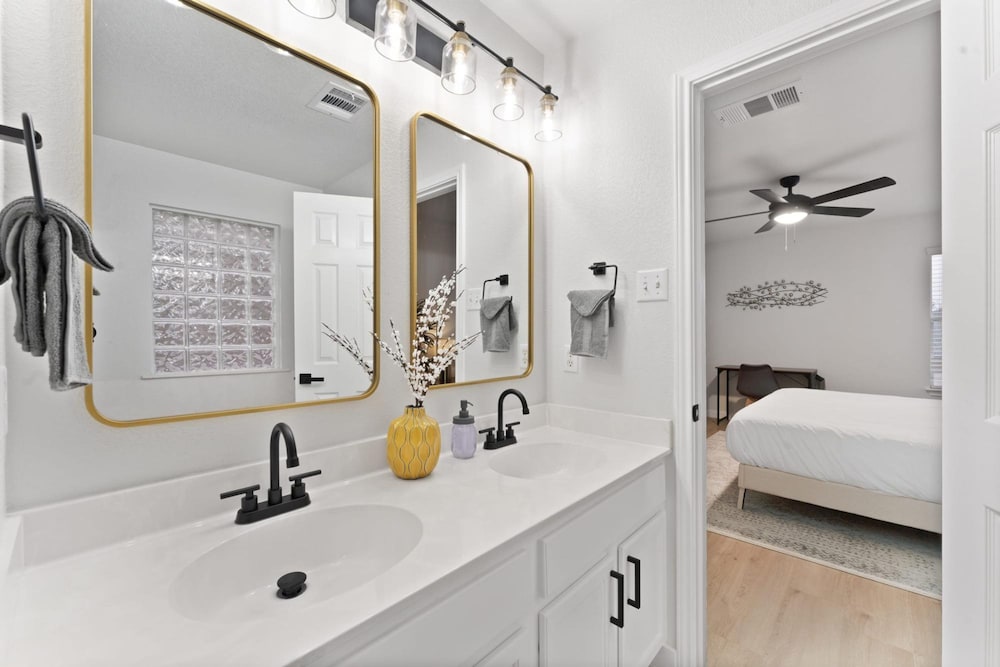 remote work friendly king beds fast wifi 3br