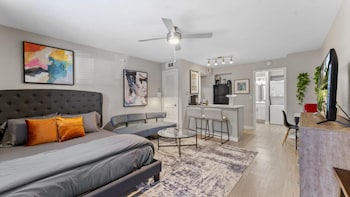 efficiency studio close to downtown and domain
