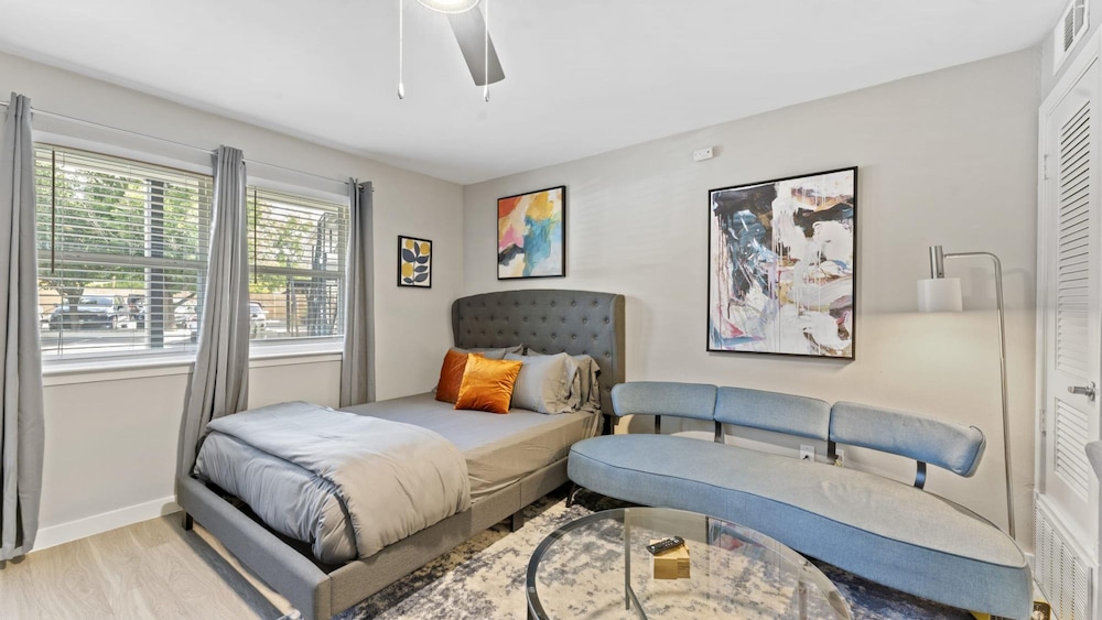 efficiency studio close to downtown and domain