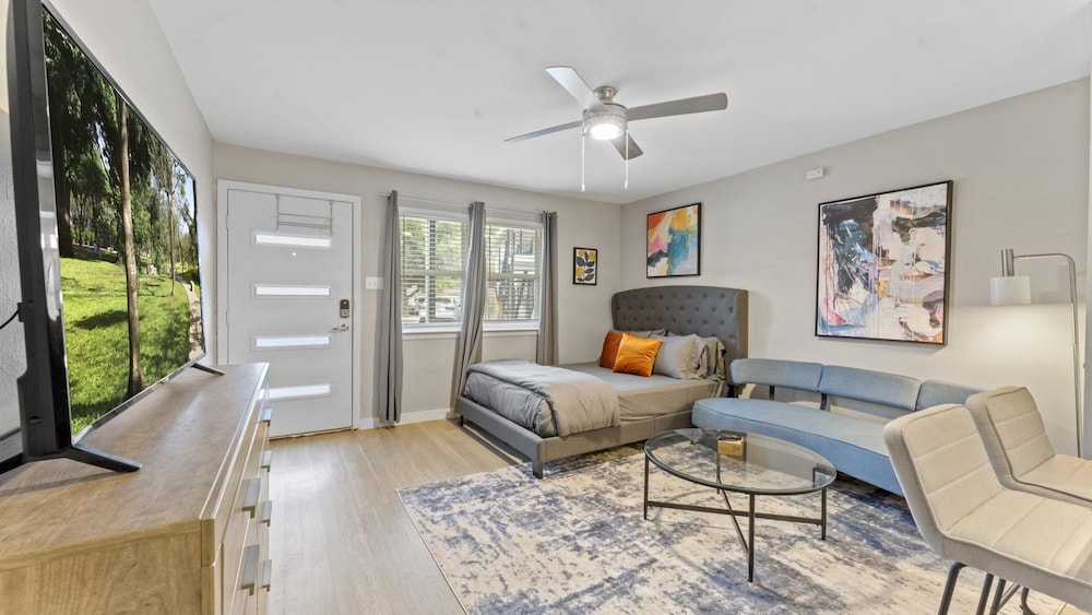 efficiency studio close to downtown and domain