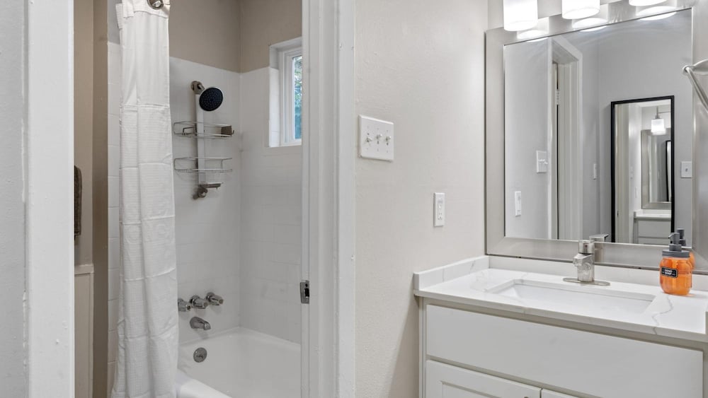 efficiency studio close to downtown and domain