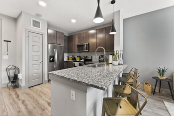 elegant 1br king suite close to dt w fast wifi