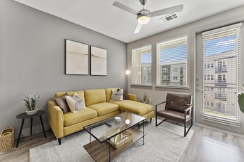 elegant 1br king suite close to dt w fast wifi