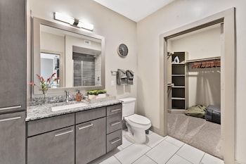 elegant 1br king suite close to dt w fast wifi