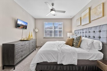 elegant 1br king suite close to dt w fast wifi