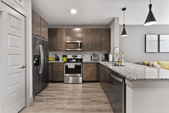 elegant 1br king suite close to dt w fast wifi