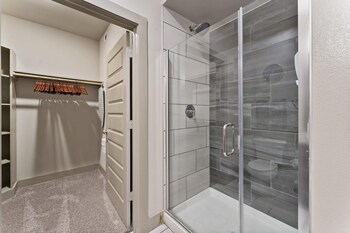 elegant 1br king suite close to dt w fast wifi