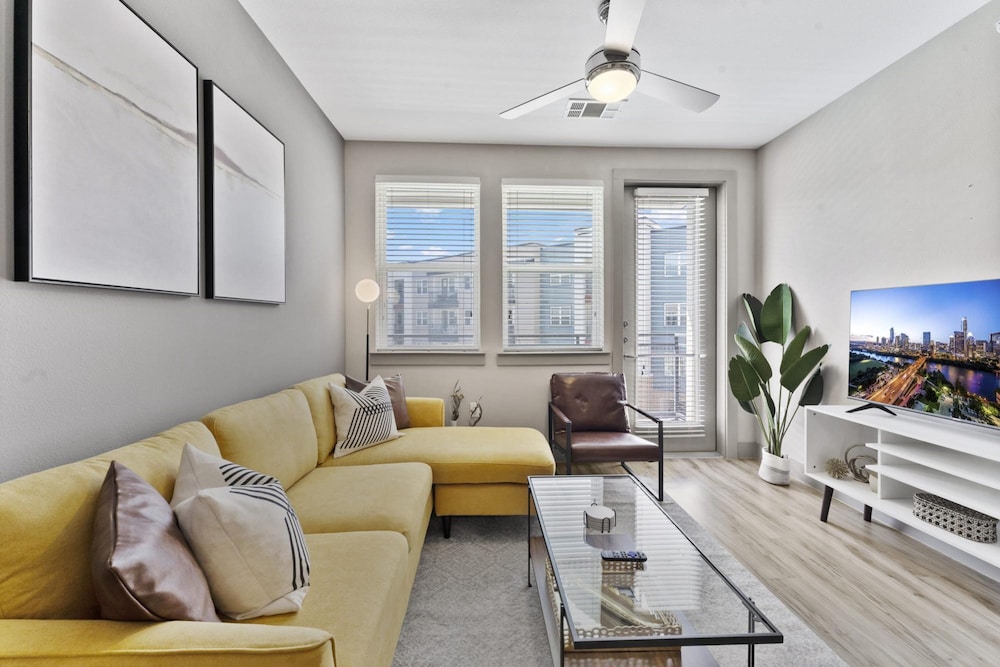 elegant 1br king suite close to dt w fast wifi