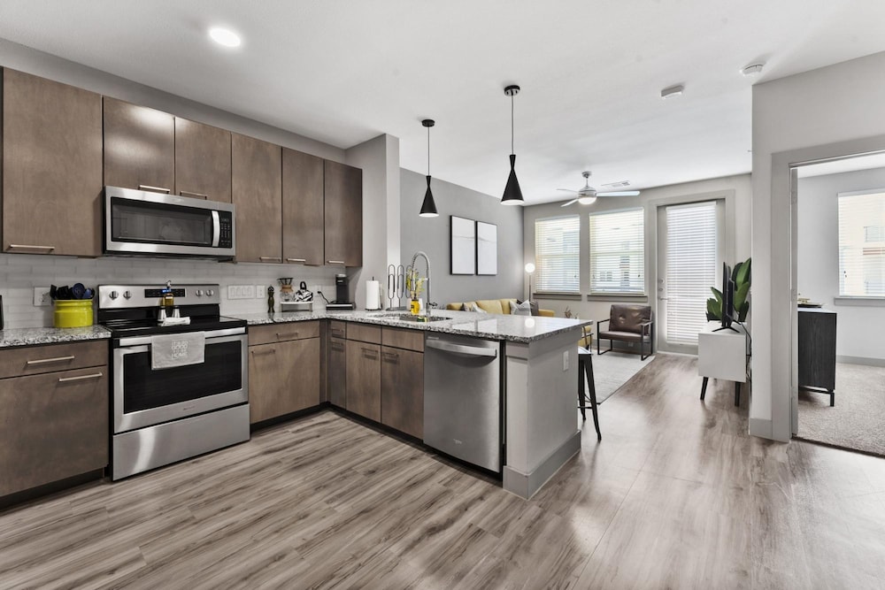elegant 1br king suite close to dt w fast wifi