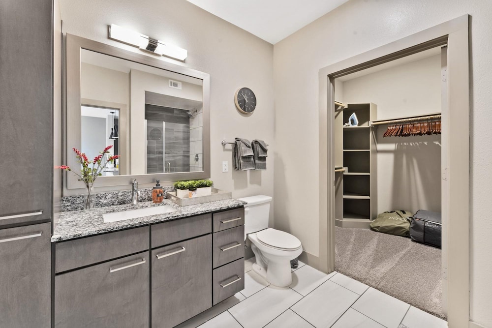 elegant 1br king suite close to dt w fast wifi
