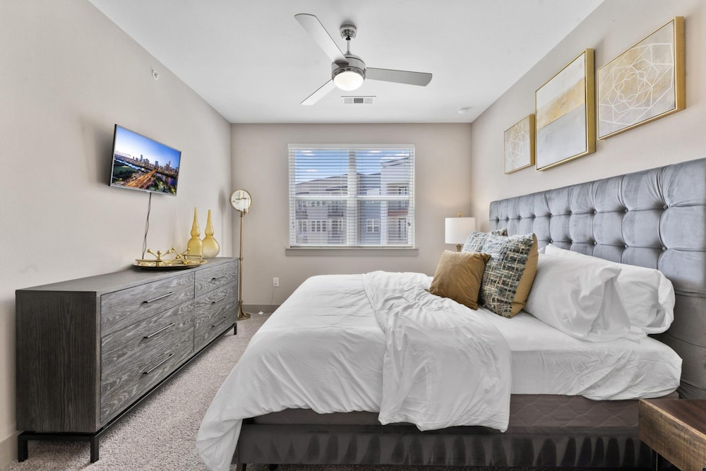 elegant 1br king suite close to dt w fast wifi