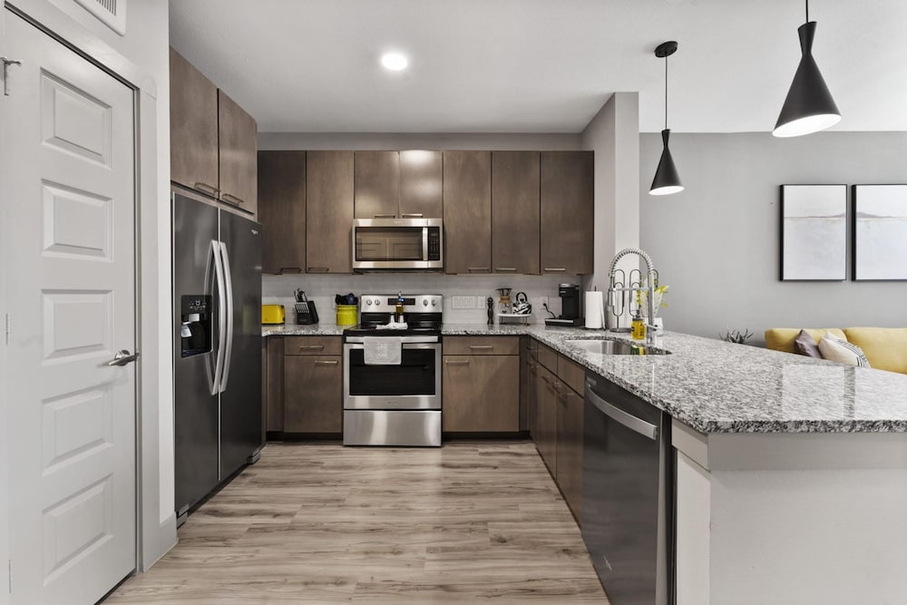 elegant 1br king suite close to dt w fast wifi