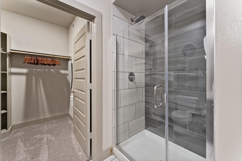 elegant 1br king suite close to dt w fast wifi