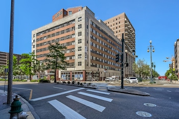 modern 1br condo in california building