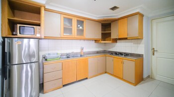 homey 2br with extra room at taman beverly apartment