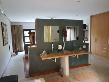 lily pond country lodge