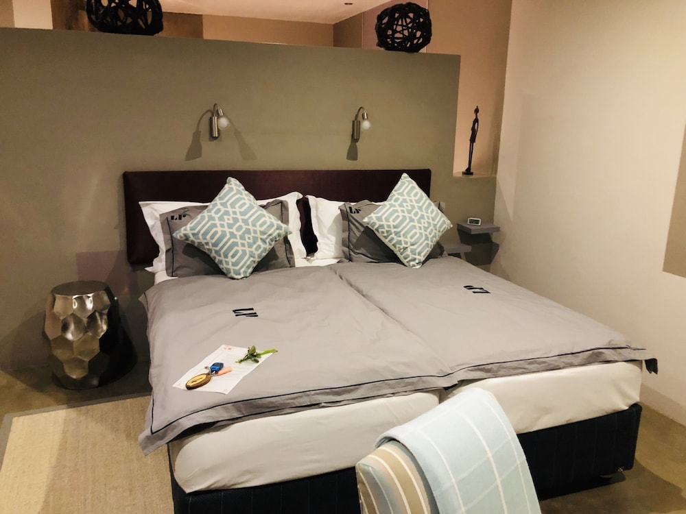 lily pond country lodge