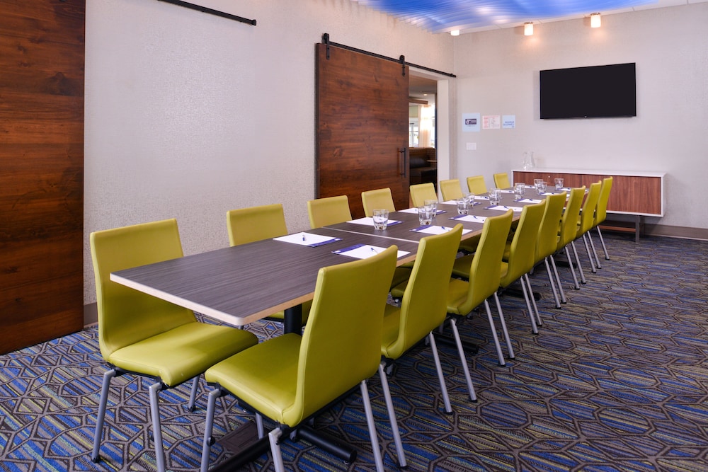 holiday inn express and suites bloomington w mall