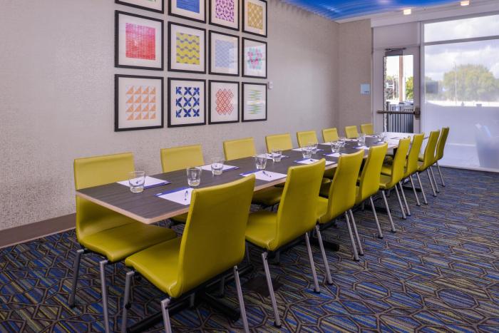 holiday inn express and suites bloomington w mall