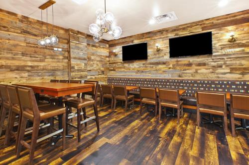 holiday inn and suites bolingbrook by ihg