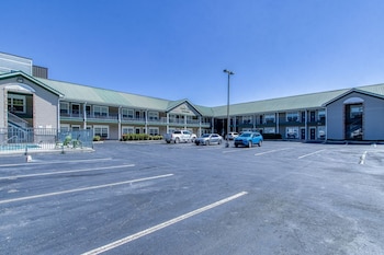 colonial crest 110 great location you can walk to town 2 bedroom condo by redawning
