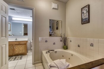 colonial crest 110 great location you can walk to town 2 bedroom condo by redawning