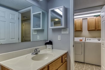 colonial crest 110 great location you can walk to town 2 bedroom condo by redawning