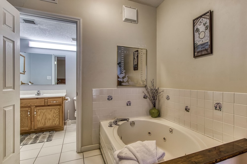 colonial crest 110 great location you can walk to town 2 bedroom condo by redawning