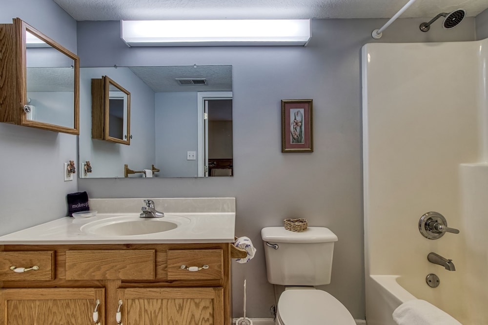 colonial crest 110 great location you can walk to town 2 bedroom condo by redawning