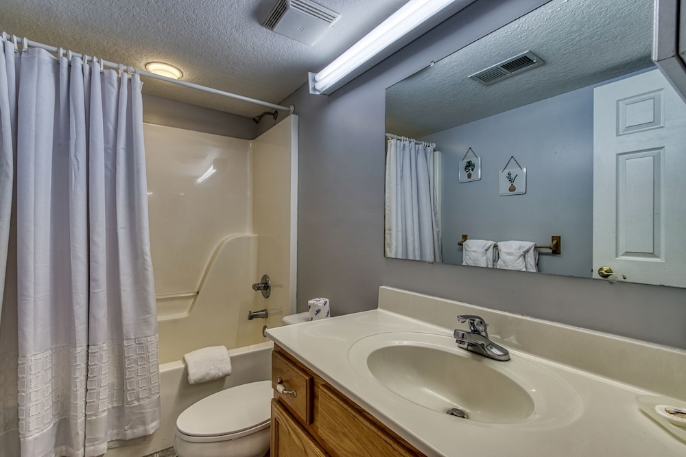 colonial crest 110 great location you can walk to town 2 bedroom condo by redawning