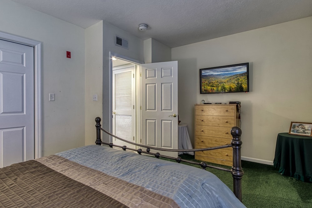 colonial crest 110 great location you can walk to town 2 bedroom condo by redawning