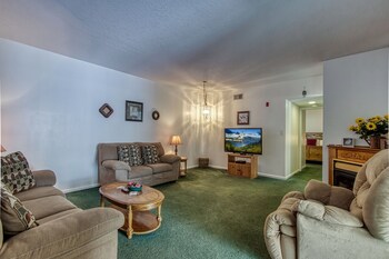 colonial crest 110 great location you can walk to town 2 bedroom condo by redawning