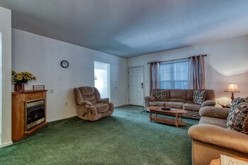 colonial crest 110 great location you can walk to town 2 bedroom condo by redawning