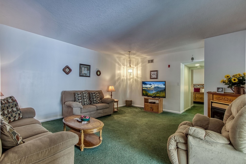 colonial crest 110 great location you can walk to town 2 bedroom condo by redawning
