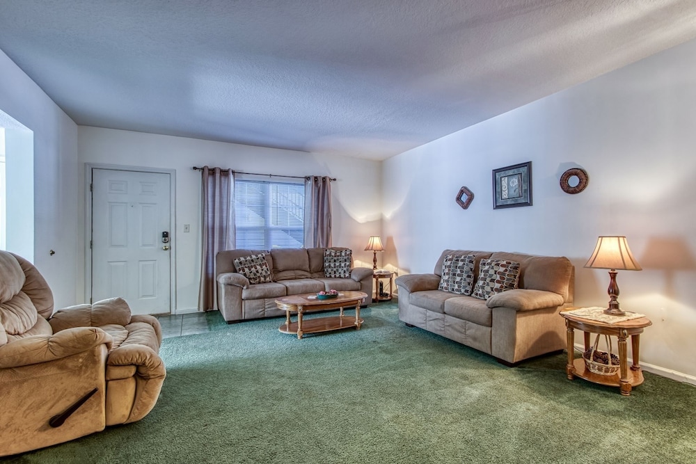 colonial crest 110 great location you can walk to town 2 bedroom condo by redawning
