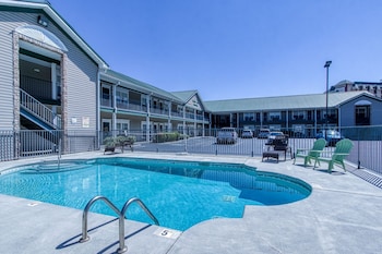 colonial crest 110 great location you can walk to town 2 bedroom condo by redawning