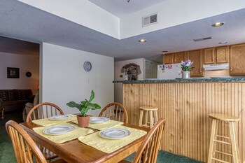 colonial crest 110 great location you can walk to town 2 bedroom condo by redawning