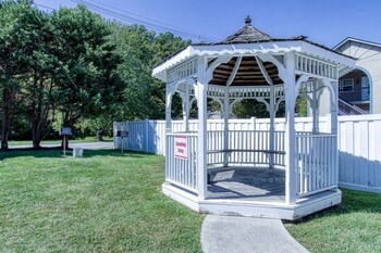colonial crest 110 great location you can walk to town 2 bedroom condo by redawning