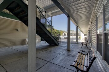colonial crest 110 great location you can walk to town 2 bedroom condo by redawning