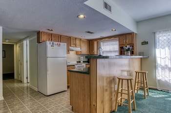 colonial crest 110 great location you can walk to town 2 bedroom condo by redawning