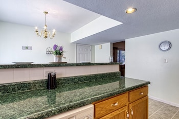 colonial crest 110 great location you can walk to town 2 bedroom condo by redawning