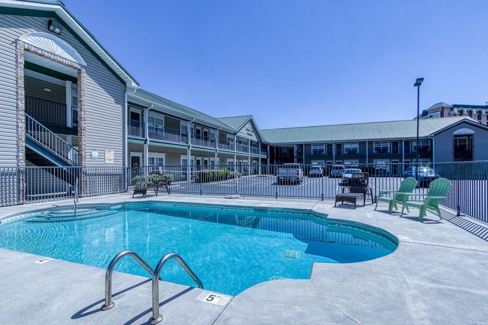 colonial crest 110 great location you can walk to town 2 bedroom condo by redawning