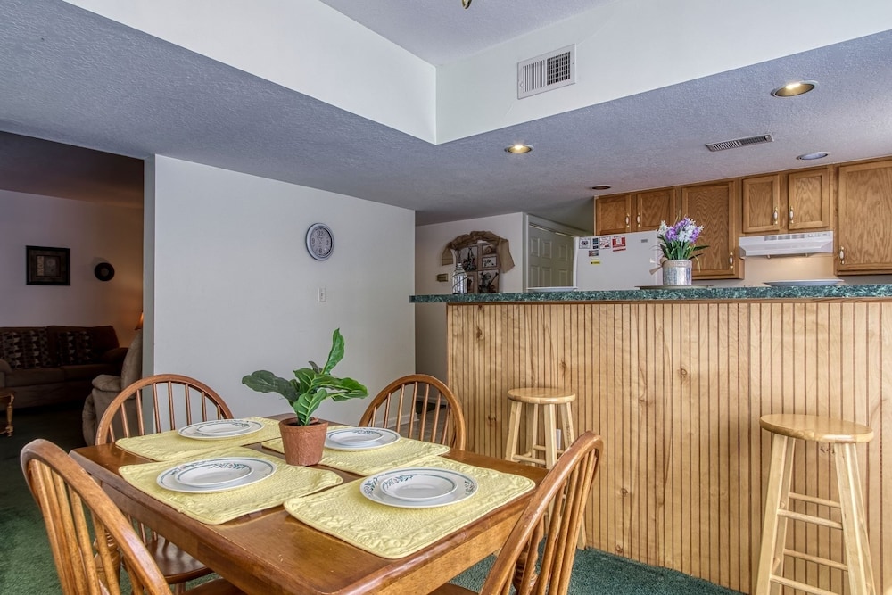 colonial crest 110 great location you can walk to town 2 bedroom condo by redawning