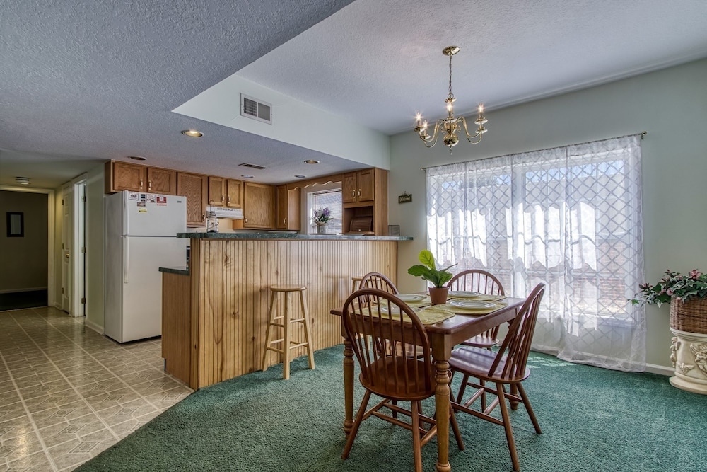 colonial crest 110 great location you can walk to town 2 bedroom condo by redawning