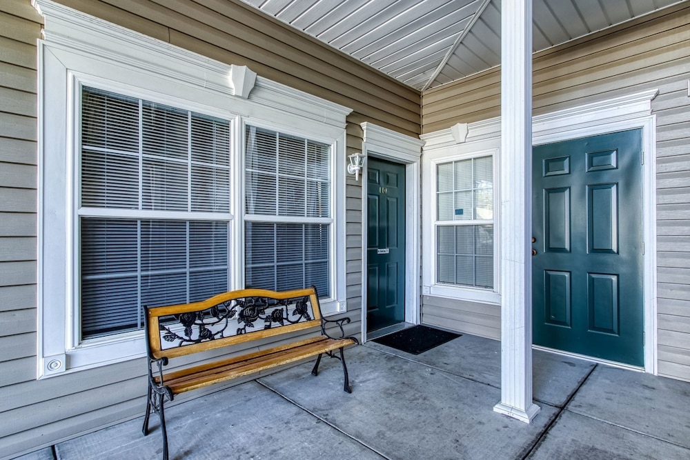 colonial crest 110 great location you can walk to town 2 bedroom condo by redawning