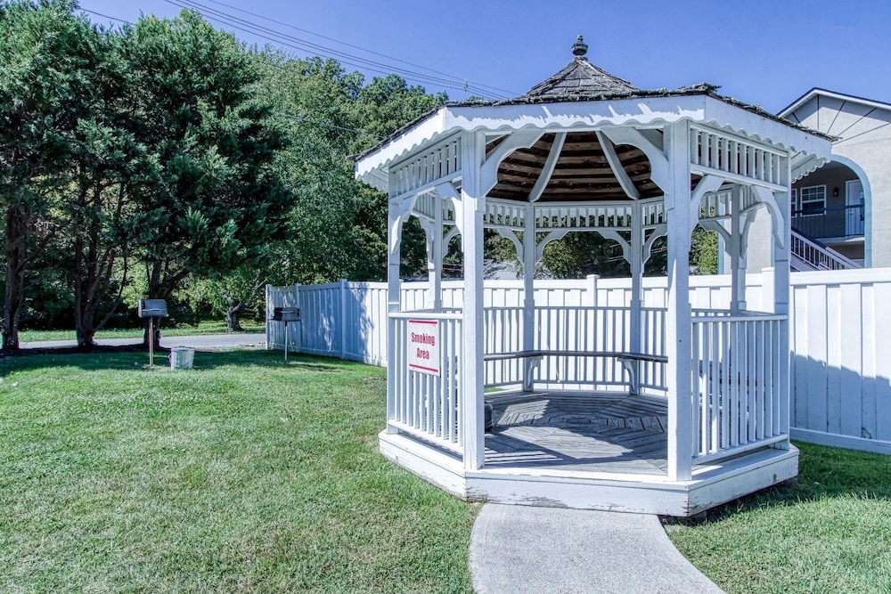 colonial crest 110 great location you can walk to town 2 bedroom condo by redawning