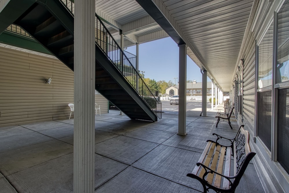 colonial crest 110 great location you can walk to town 2 bedroom condo by redawning