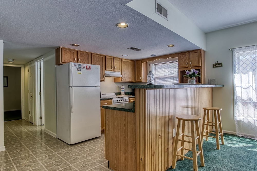 colonial crest 110 great location you can walk to town 2 bedroom condo by redawning