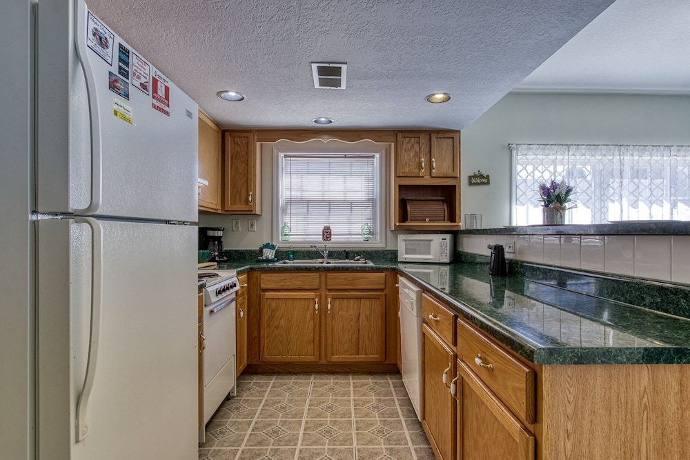 colonial crest 110 great location you can walk to town 2 bedroom condo by redawning